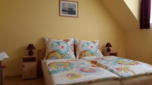 Posteľ alebo postele v izbe v ubytovaní Kondics Apartmanház