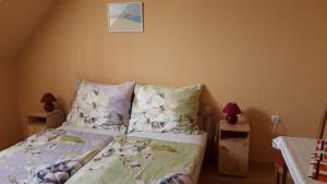 Posteľ alebo postele v izbe v ubytovaní Kondics Apartmanház
