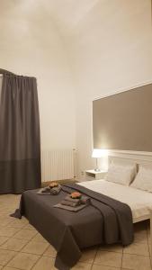 una camera da letto con un grande letto con fiori di Residenza Trevisani a Bari