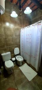 un baño con inodoro y lavabo en La Maína Uribe Posada, en Uribelarrea 21 fotos más
