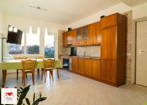 una cucina con tavolo e sedie e una sala da pranzo di Antonio&Maria's home a Pompei