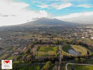 una vista aerea di una città con una montagna sullo sfondo di Antonio&Maria's home a Pompei