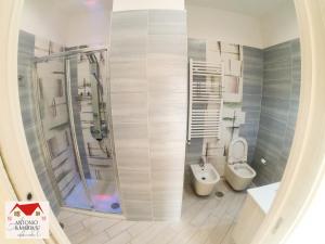 un bagno con doccia e WC di Antonio&Maria's home a Pompei Altre 30 foto