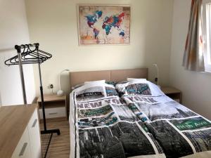Postel nebo postele na pokoji v ubytování Balaton Wellness Tom Cat nyaraló 1 wellness és 1 gyermekbarát apartmannal
