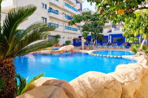 ein großes Schwimmbad vor einem Gebäude in der Unterkunft Playamarina II Rooftop Apartment in Orihuela