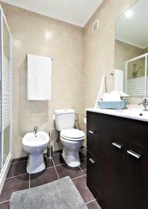 een badkamer met een toilet en een wastafel bij Studio Ocean View in Cascais