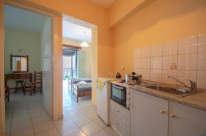Kuchyň nebo kuchyňský kout v ubytování Aggelika Apartments