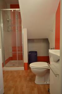 un bagno con wc, doccia e lavandino di Maspalomas Studio a Maspalomas