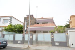 una casa con una recinzione davanti di Maspalomas Studio a Maspalomas