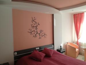 una camera da letto con un letto e un dipinto sul muro di Apartment 33 in Hotel Iceberg a Borovets