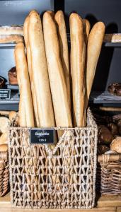 een mand gevuld met veel brood bij B&B L'Epicure in Gouvy