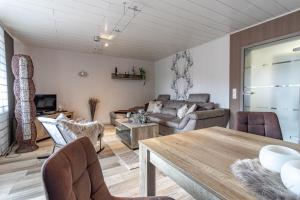 sala de estar con sofá y mesa en Ferienwohnung Schmuckstück, en Wolfshagen