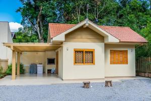 ein kleines Haus mit rotem Dach in der Unterkunft Cantinho do Sossego in Nova Petrópolis