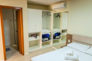 een kamer met een bed en een kast met spiegels bij Cantinho do Sossego in Nova Petrópolis
