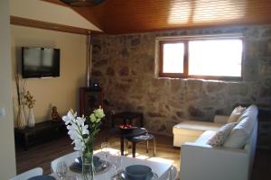 uma sala de estar com um sofá e uma mesa em Quinta do Sobrado em Braga