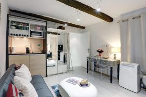 ein Wohnzimmer mit einem Sofa und einem Tisch in der Unterkunft LE SAINT JOSEPH - Old tow, 2 appartments in 1 in Nizza