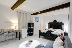 a living room with a bed and a couch at LE SAINT JOSEPH - Old tow, 2 appartments in 1 in Nice