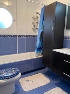 A bathroom at First Line Cabo Roig Orihuela Costa