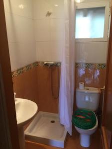 A bathroom at First Line Cabo Roig Orihuela Costa Még 29 kép