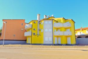 a yellow building on the side of a street at Apartments Bosankic in Pula