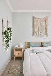 Un dormitorio con 2 camas y una mesa con una planta en “Cotton Candy” near Venice, en Spinea