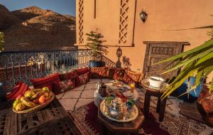 a living room with a couch and a table at Hotel Riad Bahammou in Aït Idaïr