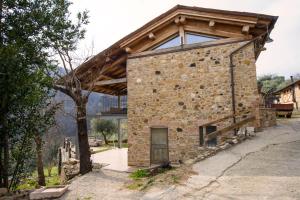 een groot stenen gebouw met een houten dak bij Agriturismo "Antico Borgo" in Marostica