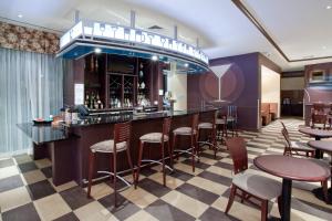 Ο χώρος του lounge ή του μπαρ στο Holiday Inn Macon North by IHG