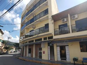 a building on the side of a street at Hotel Divino Pai Eterno in Aparecida