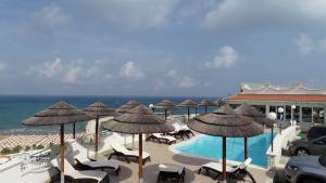 un complexe avec une piscine, des chaises et des parasols dans l'établissement Hotel Incanto, à Peschici