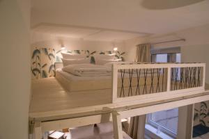 a bedroom with a bed on a wooden platform at Fritz im Pyjama in Hamburg