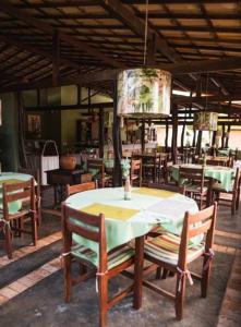 琵琶的住宿－Chalé Colibri Vista Mar Condominio Varandas de Pipa，用餐室配有桌椅和桌椅