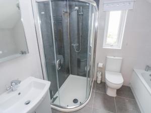 Un baño con ducha, inodoro y lavabo. en Ty'r Winllan, en Newport 21 fotos más