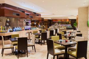 Um restaurante ou outro lugar para comer em Holiday Inn Panjin Aqua City, an IHG Hotel