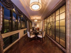 上海上海瑞金洲际酒店 - 百年传奇历史建筑的一间有桌椅和窗户的餐厅