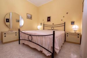 Posteľ alebo postele v izbe v ubytovaní Fontane Bianche Villa Jole + 35 fotografií