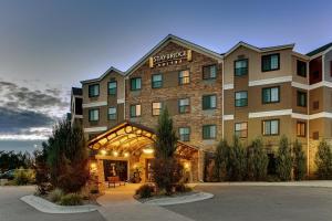 un accès à l'entrée d'un hôtel dans l'établissement Staybridge Suites Missoula, an IHG Hotel, à Missoula