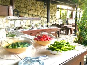 una cucina con due ciotole di verdure su un bancone di Ada Bacchus Hotel a Bozcaada