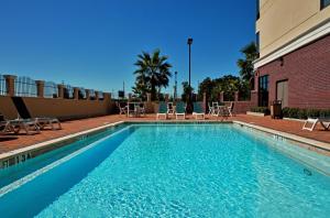 Piscina de la sau aproape de Holiday Inn Houma, an IHG Hotel