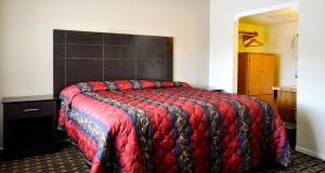 Postel nebo postele na pokoji v ubytování Andrews Motor Inn