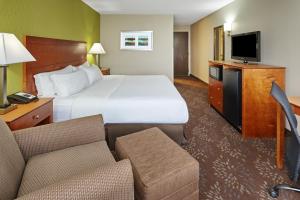 Un pat sau paturi într-o cameră la Holiday Inn Chicago Matteson Conference Center, an IHG Hotel