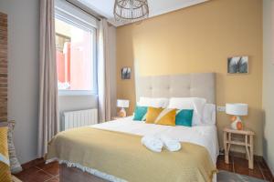 sypialnia z dużym białym łóżkiem z ręcznikami w obiekcie The Dream House by homebilbao w mieście Bilbao