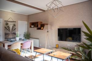 een woonkamer met een bank en een tafel bij The Dream House by homebilbao in Bilbao