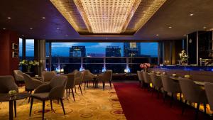 Televisi dan/atau pusat hiburan di Hotel Indigo Hong Kong Island by IHG