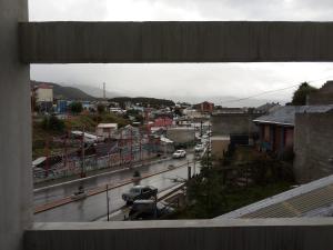 una ventana con vistas a la ciudad en Seliuqanan en Ushuaia