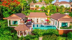 una vista aérea de una casa con piscina en InterContinental Pattaya Resort by IHG, en Pattaya South