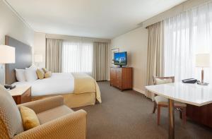 InterContinental Suites Hotel Cleveland, an IHG Hotel TV 또는 엔터테인먼트 센터