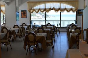 ein Restaurant mit Tischen und Stühlen und Meerblick in der Unterkunft Hotel Incanto in Peschici