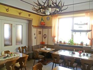 Ein Restaurant oder anderes Speiselokal in der Unterkunft Fränkischer Hof 