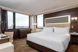 Een bed of bedden in een kamer bij Holiday Inn Brooklyn Downtown by IHG